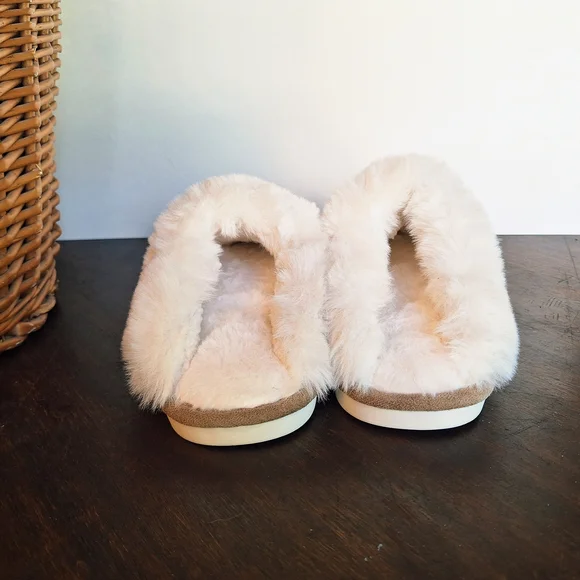 NWOT Cozy Tan Women's Slippers with Soft Fur Lining - Picture 3 of 6